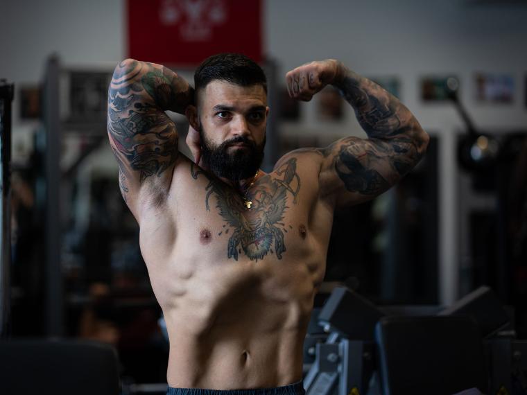 Personal trainer with abs in the gym